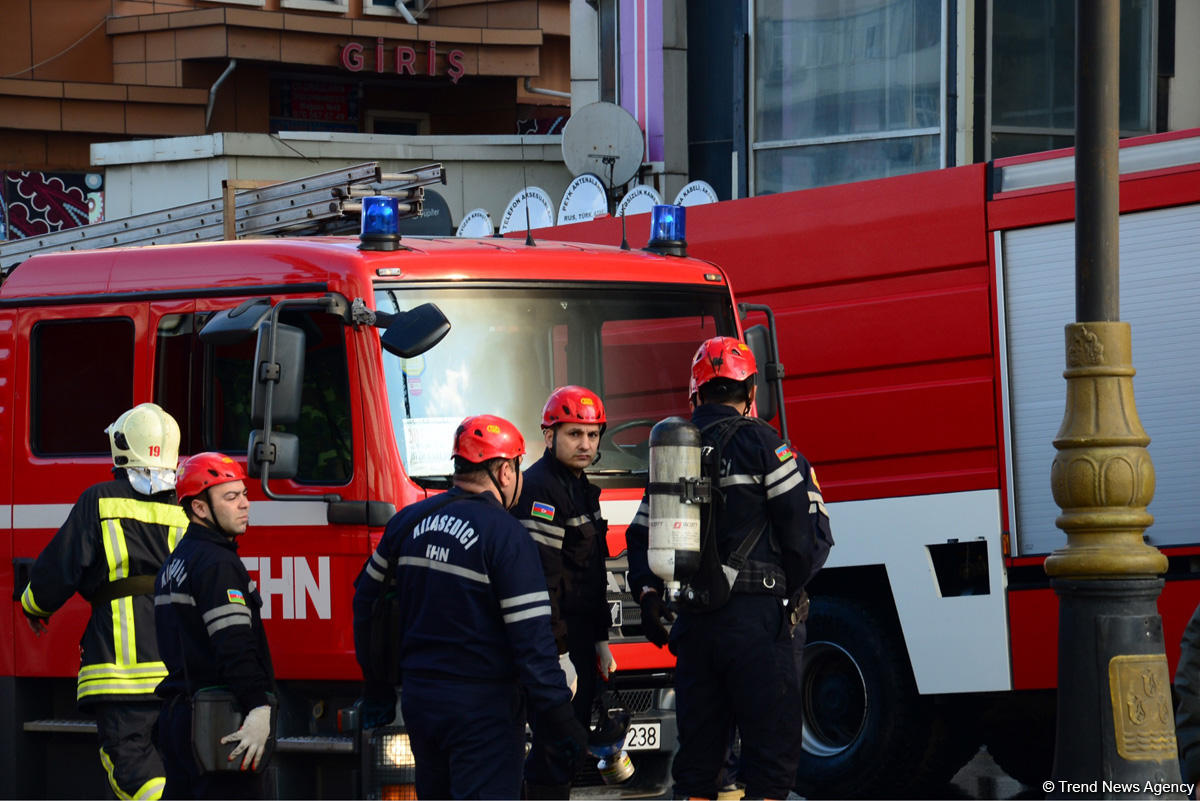 К тушению пожара в т/ц в Баку привлечен вертолет (ФОТО/ВИДЕО)