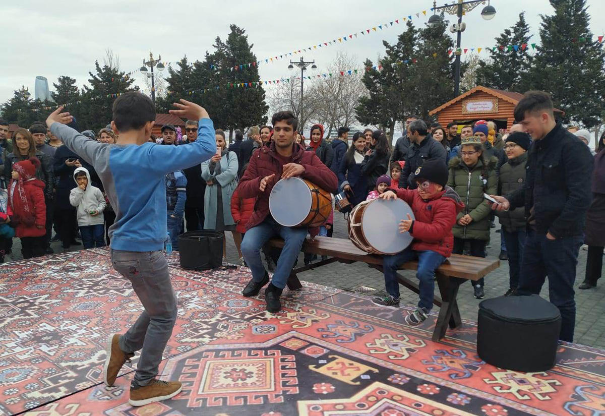 Весенняя сказка на Бакинском бульваре (ФОТО)