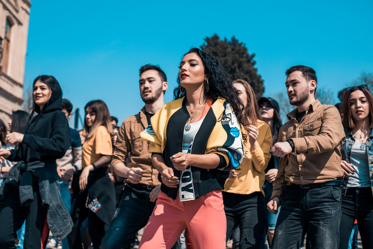 Азербайджанская участница "Евровидения" провела флешмоб со студентами (ФОТО, ВИДЕО)