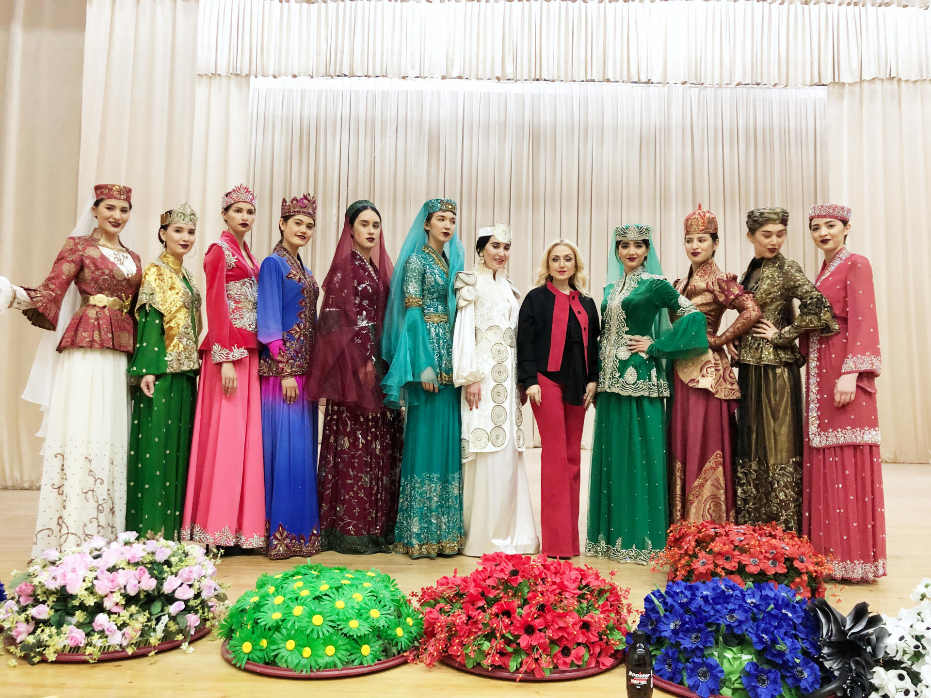 Коллекция "Новруз" Гюльнары Халиловой вызвала большой интерес в Узбекистане (ФОТО)