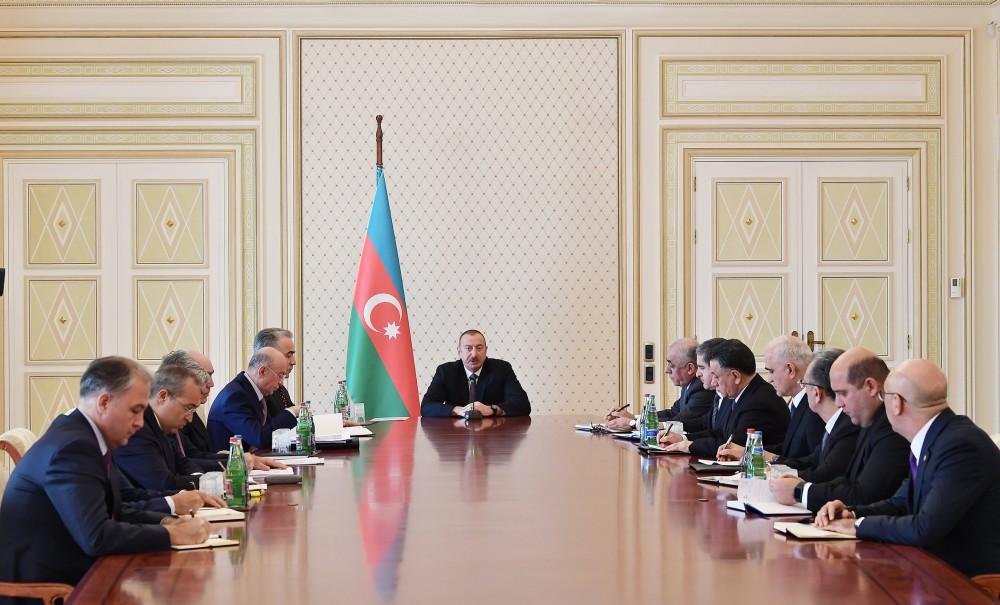 Президент Ильхам Алиев: Будут предприняты шаги для обеспечения работой предпринимателей, которые пострадали от пожара в торговом центре в Баку