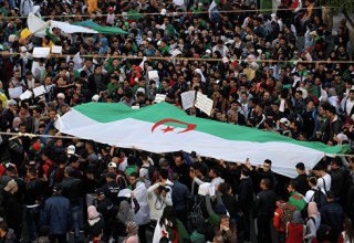 В Алжире продолжаются массовые протесты