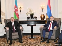 Завершилась встреча Президента Азербайджана и премьера Армении один на один (ФОТО)