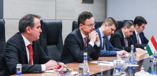 Energetika naziri Pərviz Şahbazov Macarıstanın xarici işlər və ticarət nazirini qəbul edib (FOTO)