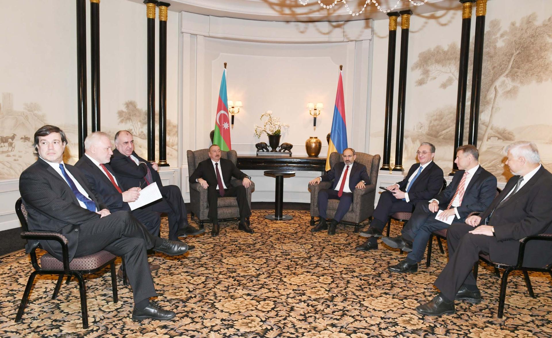 Завершилась встреча Президента Азербайджана и премьера Армении один на один (ФОТО)