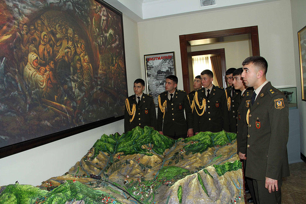 В азербайджанской армии проведен ряд мероприятий в связи со 101 годовщиной геноцида азербайджанцев (ФОТО)