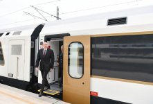 Президент Ильхам Алиев ознакомился с пассажирским поездом маршрута Баку-Тбилиси-Карс (ФОТО)