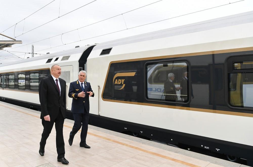 Президент Ильхам Алиев ознакомился с пассажирским поездом маршрута Баку-Тбилиси-Карс (ФОТО)