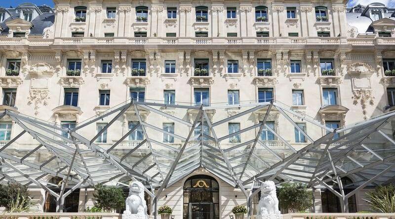 Неизвестные унесли из парижского отеля украшения на сотни тысяч евро