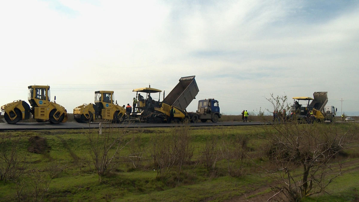 14 km uzunluğunda Salyan-Biləsuvar avtomobil yolu yenidən qurulur (FOTO)