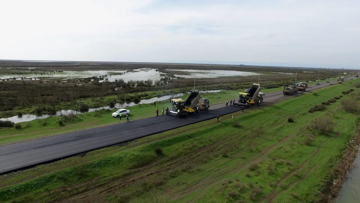 14 km uzunluğunda Salyan-Biləsuvar avtomobil yolu yenidən qurulur (FOTO)