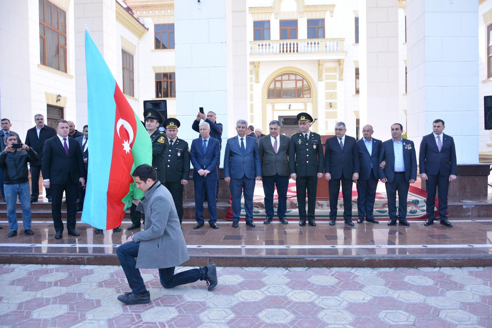 В Хазарском районе Баку состоялась торжественная церемония отправки молодежи в армию (ФОТО)