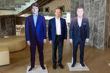 Президент ФИДЕ  сфотографировался с фигурами шахматистов Shamkir Chess 2019 (ФОТО)