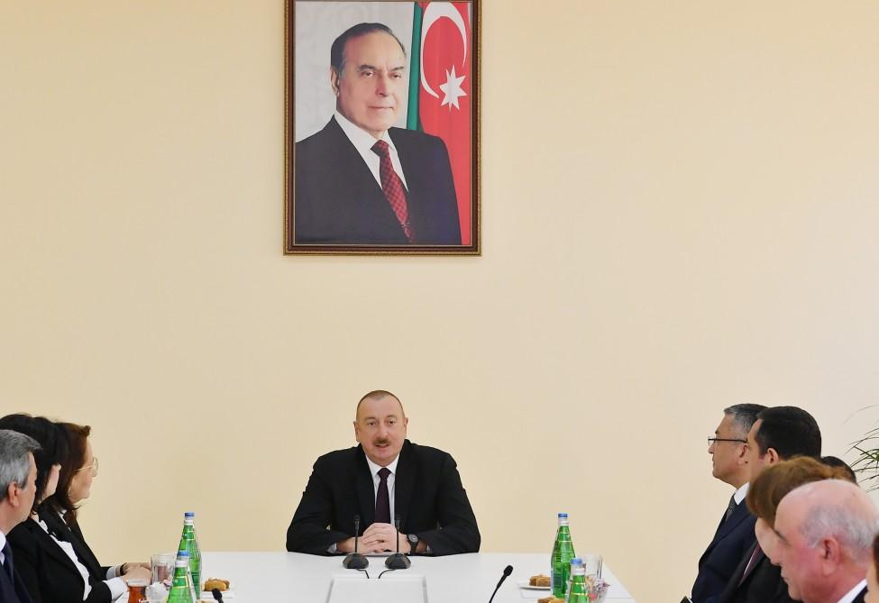 Президент Ильхам Алиев принял участие в открытии в бакинском поселке жилого комплекса для вынужденных переселенцев (ФОТО) (версия 3)