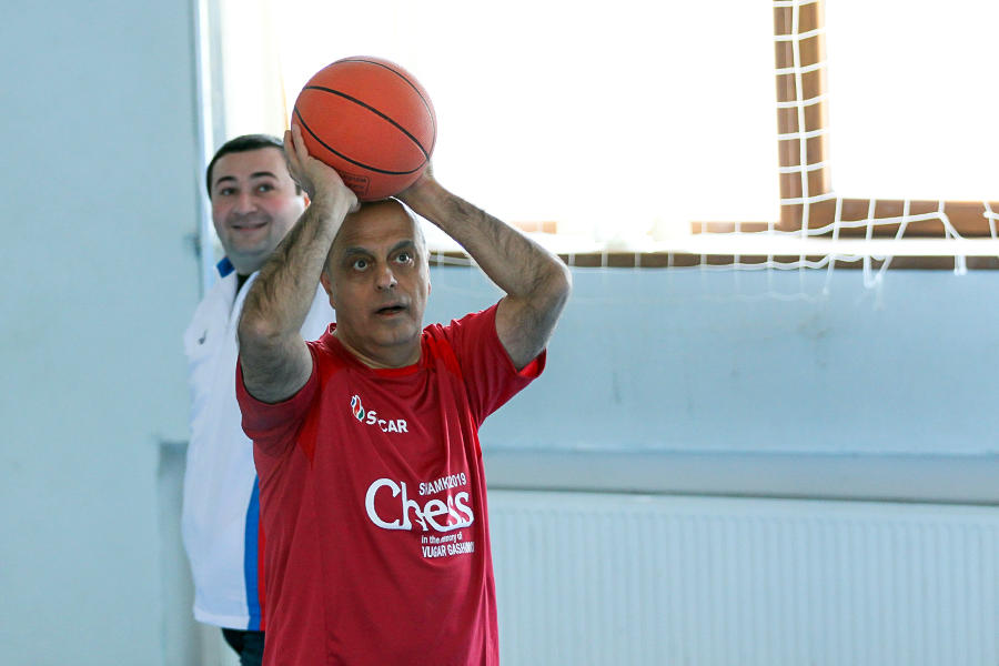FIDE rəhbəri Şəmkirdə basketbol oynadı (FOTO)