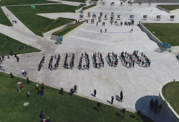 Молодежь Наримановского района устроила флэшмоб под названием "Десять миллинов" (ВИДЕО, ФОТО)
