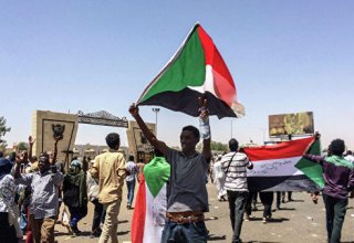 Суданские военные попросили разойтись протестующих у здания командования