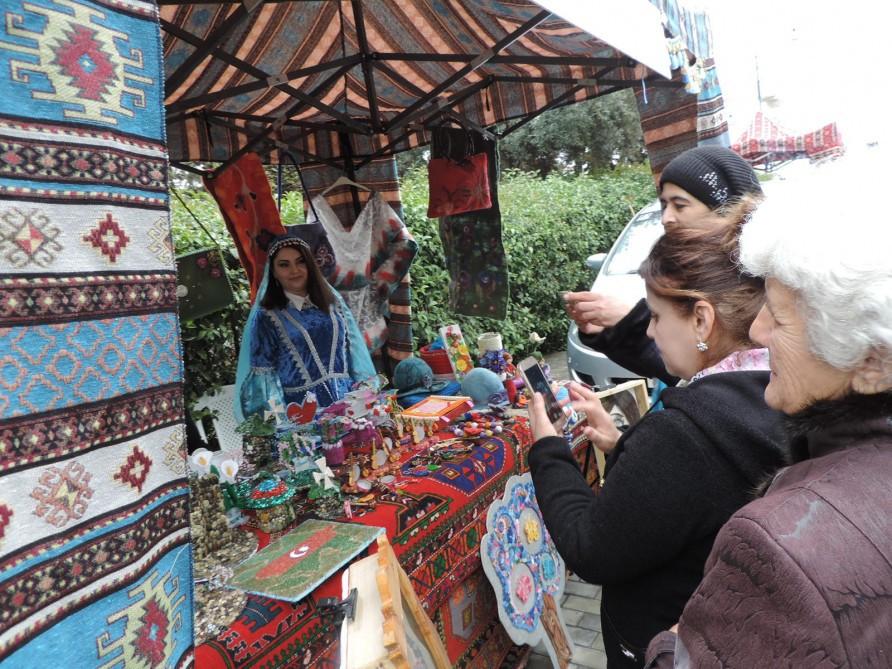 Путешествие в Агдаш: выступление канатоходца и выставка сувениров (ФОТО)