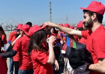 Azərbaycan əhalisinin 10 milyona çatması münasibəti ilə Bayraq Meydanında fleşmob keçirilib (FOTO)