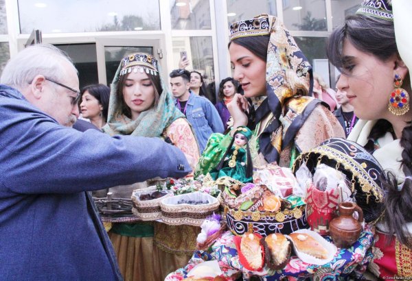 Азербайджанскими сладостями и песнями отметили 100-летие ВГИКа в Баку (ФОТО)