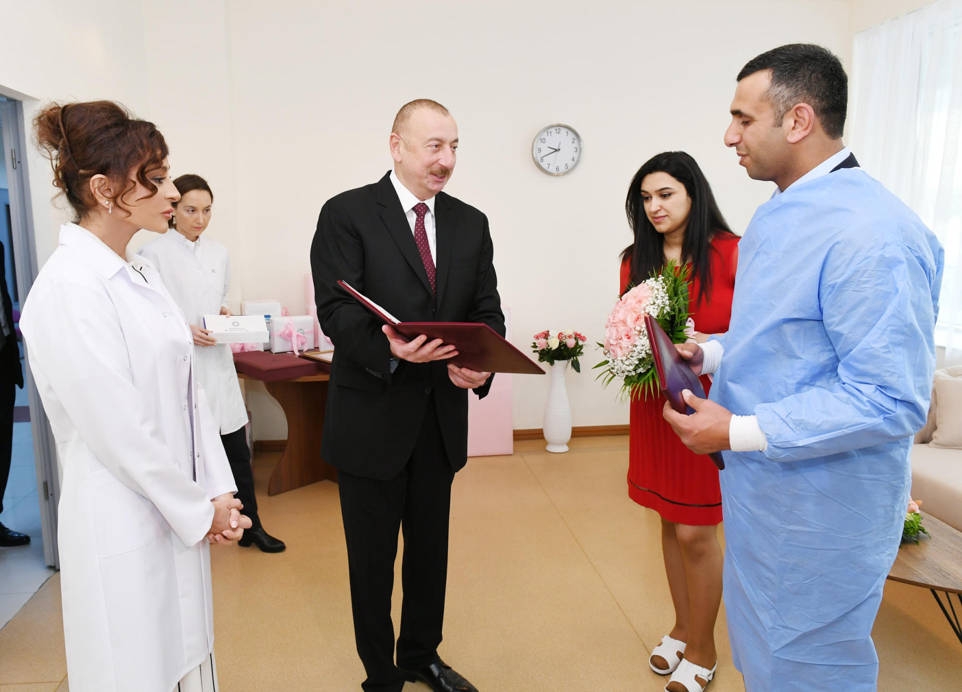 President, first lady meet parents of Azerbaijan’s 10 millionth citizen (PHOTO)