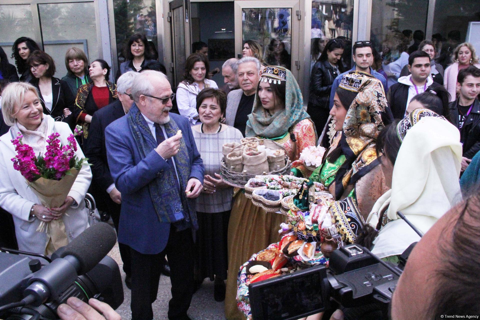 Азербайджанскими сладостями и песнями отметили 100-летие ВГИКа в Баку (ФОТО)