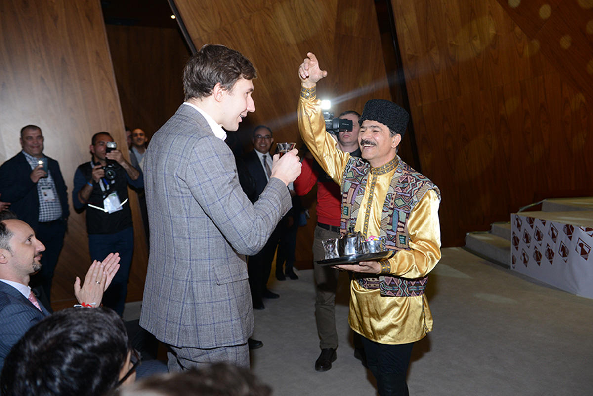 Азербайджанская чайная церемония на покер норвежца  Карлсена (ФОТО)