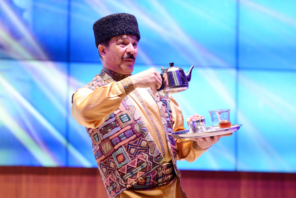 Азербайджанская чайная церемония на покер норвежца  Карлсена (ФОТО)