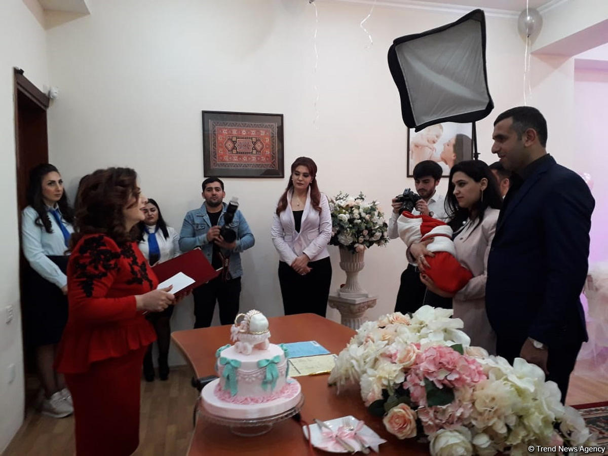 Birth certificate presented to parents of Azerbaijan’s 10 millionth citizen (PHOTO)