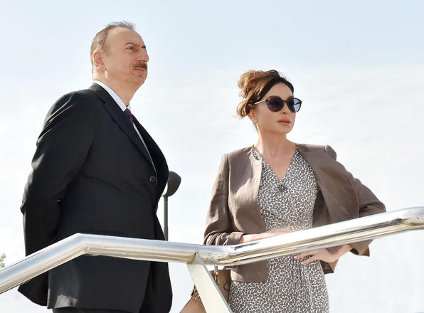 Президент Ильхам Алиев и Первая леди Мехрибан Алиева приняли участие в открытии Центрального парка и сквера в Баку (версия 2)
