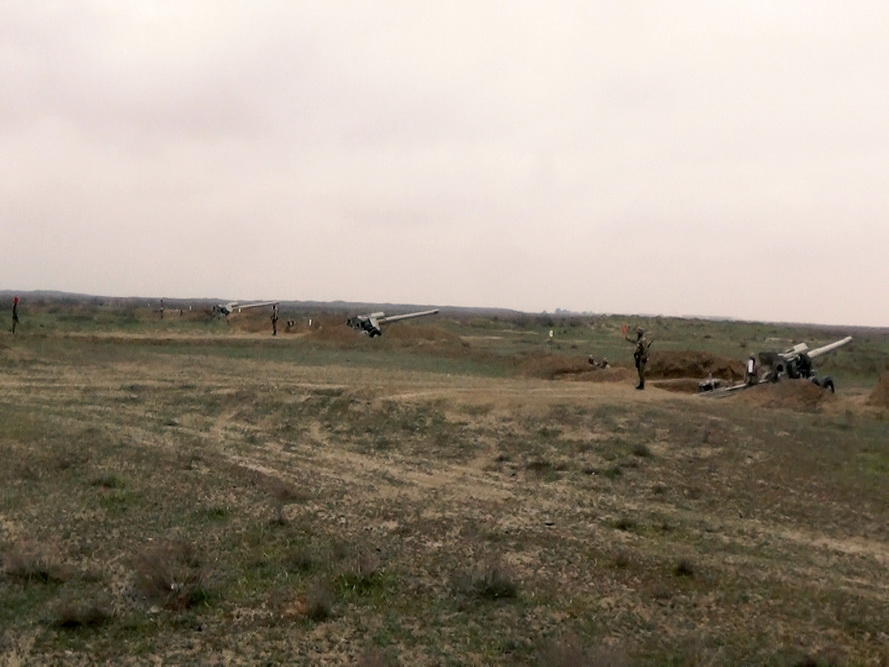 Cəbhə bölgəsində yerləşən artilleriya bölmələri döyüş atışlı təlimlər keçirib (FOTO/VİDEO)