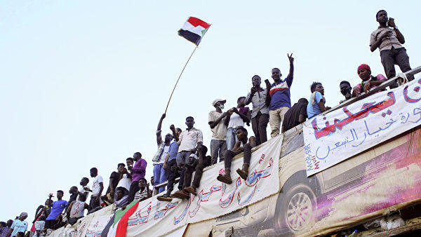 Sudan protesters demand immediate handover of power to civilian government under army protection