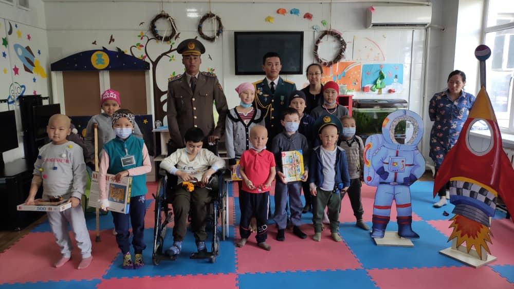 Сотрудники СВО Вооруженных сил Кыргызстана посетили детский онкоцентр