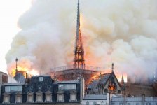Пожар в соборе Парижской Богоматери ликвидирован (ВИДЕО, ФОТО) (Обновлено)
