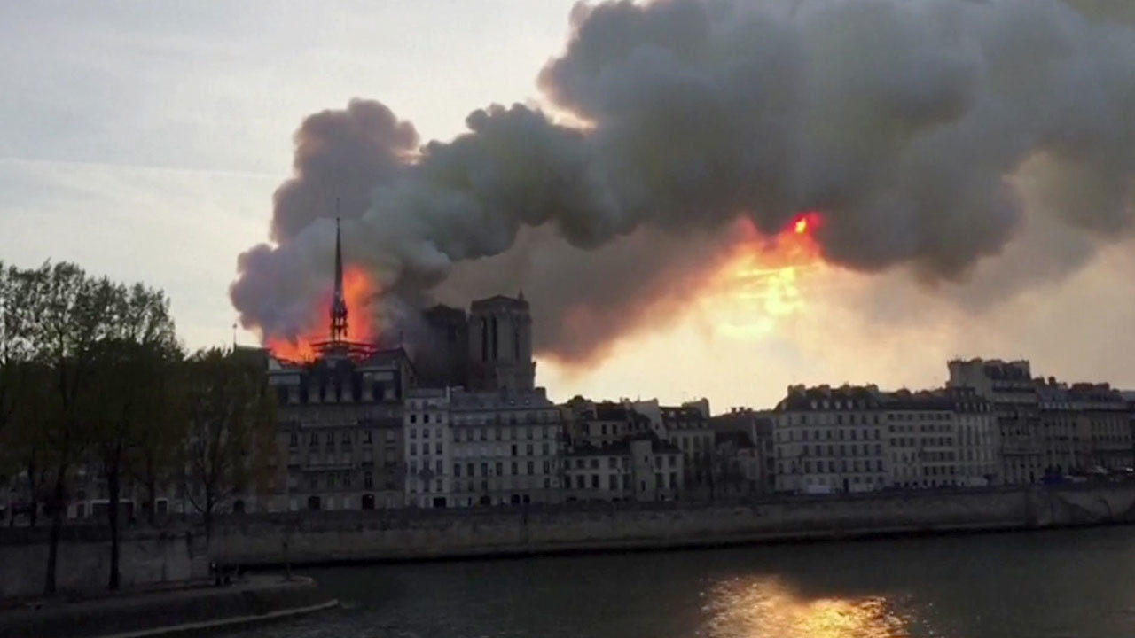 Ватикан шокирован пожаром в соборе Парижской Богоматери