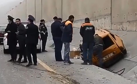 В Баку столкнулись два автомобиля, на дороге образовался затор (ВИДЕО)