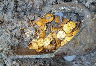 Четверо британцев обнаружили клад редких монет XIV века, оцениваемый в £150 тыс.