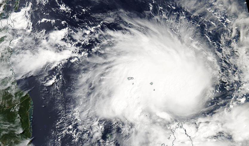 Cyclone hits Bangladesh after battering India