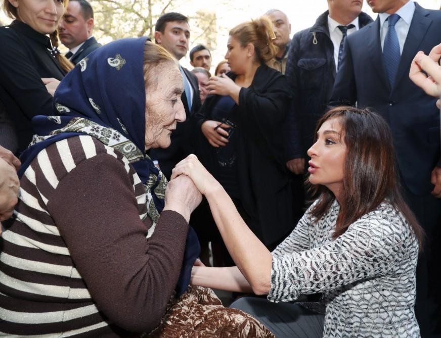 Первый вице-президент Мехрибан Алиева встретилась с вынужденными переселенцами (ФОТО) (версия 2)