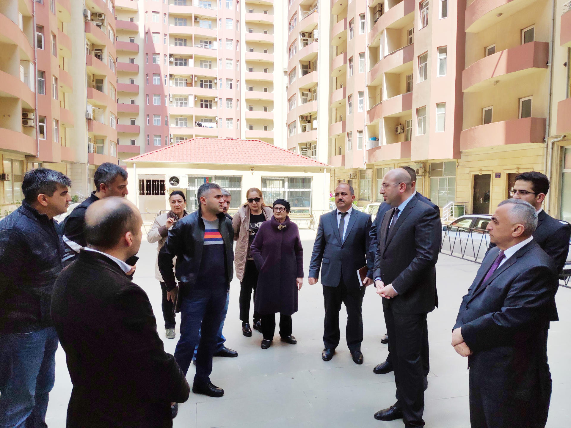 В Хатаинском районе Баку приостановлено незаконное строительство 25-этажного дома (ФОТО)