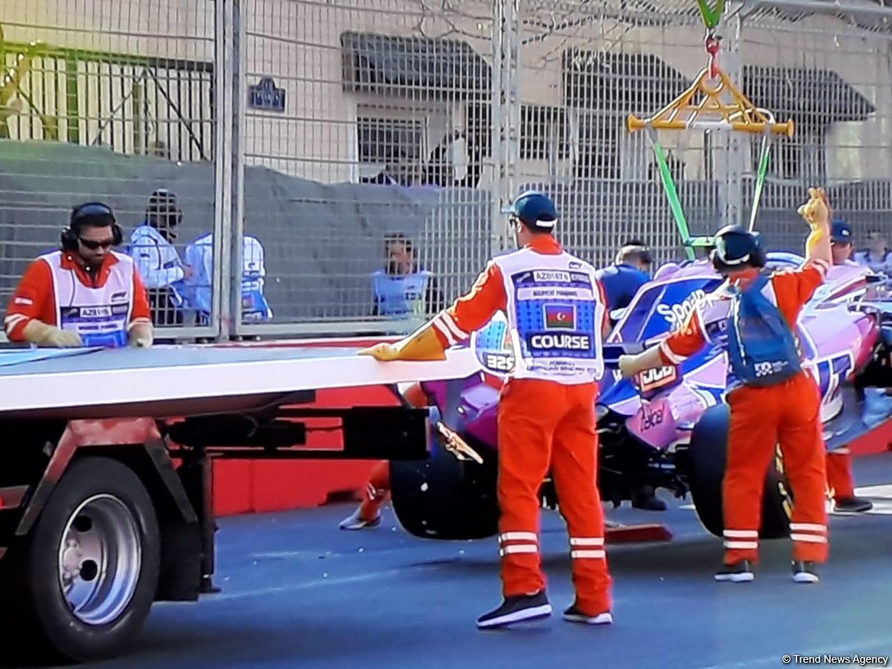По причине аварии пилот остановил второй свободный заезд на Гран При Формулы 1 SOCAR Азербайджан (ФОТО)