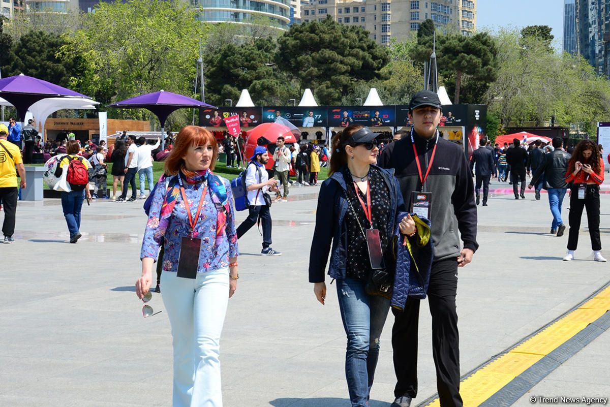 Fans of Formula 1 SOCAR Azerbaijan Grand Prix at Baku Boulevard (PHOTO)