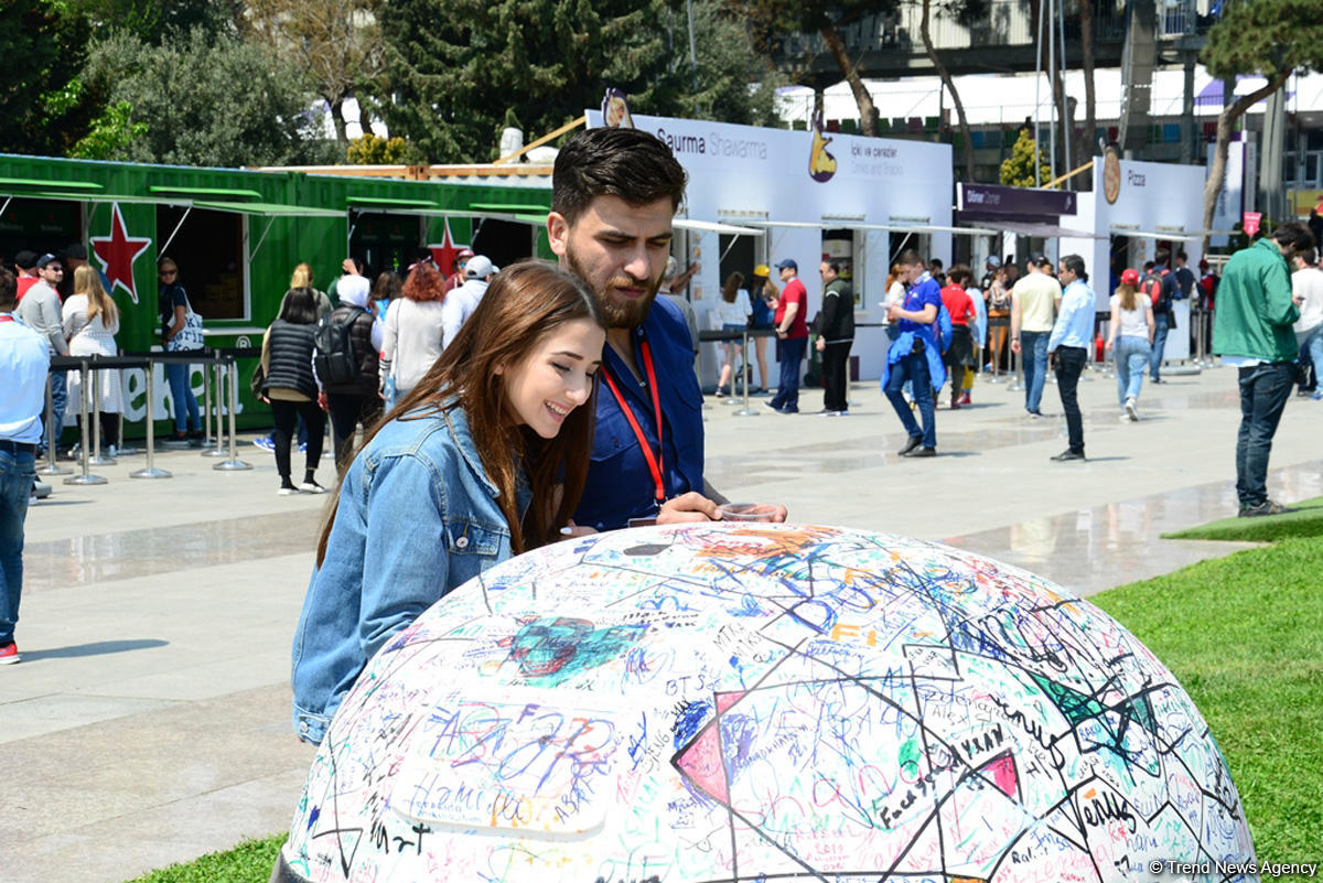 Fans of Formula 1 SOCAR Azerbaijan Grand Prix at Baku Boulevard (PHOTO)