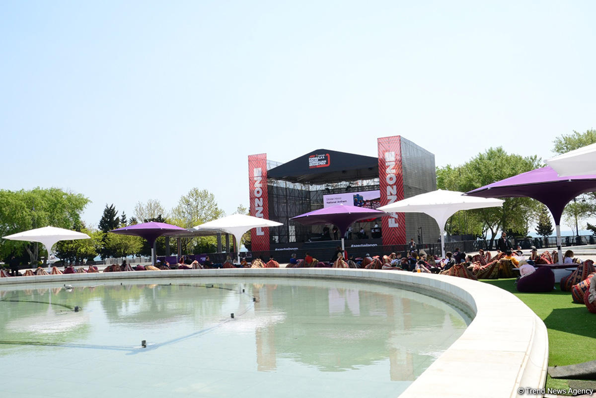 Fans of Formula 1 SOCAR Azerbaijan Grand Prix at Baku Boulevard (PHOTO)