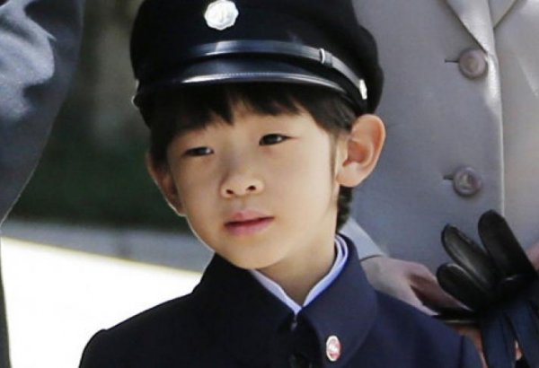 Неизвестный положил два ножа на школьную парту японского принца Хисахито