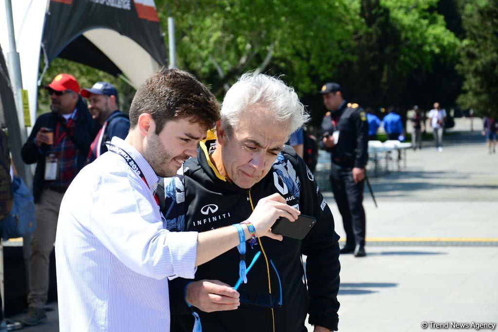 Зрители Гран При Формулы 1 SOCAR Азербайджан совмещают полезное с приятным (ФОТО)