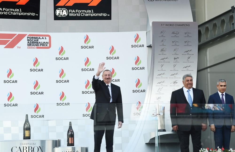 Prezident İlham Əliyev Formula 1 Azərbaycan Qran Prisinin qaliblərini mükafatlandırıb (VİDEO,FOTO)