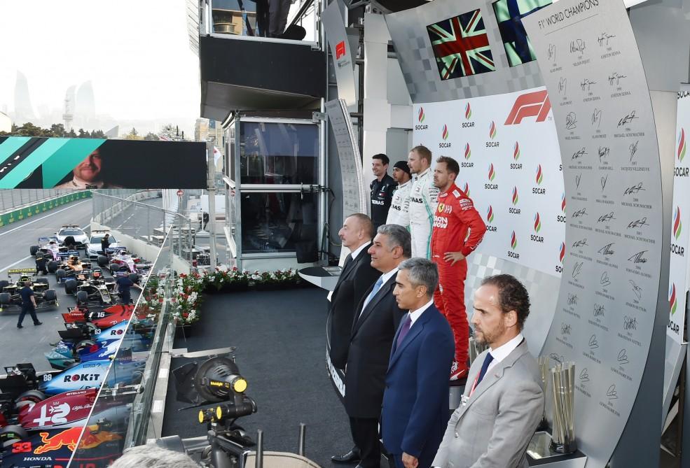 Prezident İlham Əliyev Formula 1 Azərbaycan Qran Prisinin qaliblərini mükafatlandırıb (VİDEO,FOTO)
