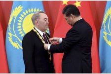 Xi Jinping awards Nursultan Nazarbayev with China's Friendship Order (PHOTO)