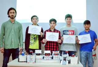 Западно-Каспийский университет провел олимпиаду по робототехнике среди школьников (ФОТО)
